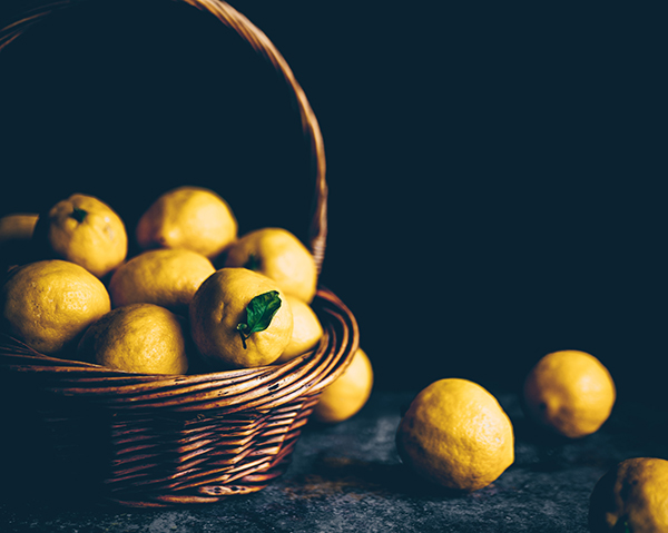Korg med citroner. Citron är både nyttigt och gott. Starta dagen med citronvatten.