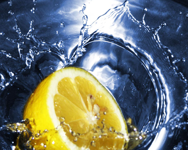 Citron i vatten - C-vitamin för kollagensyntes, järnupptag, antioxidation och kväveoxidbildning.